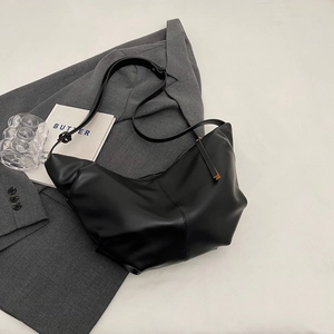 Borsa a tracolla a mezzaluna nera opaca minimalista con dettagli di cuciture verticali