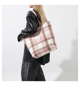 Dettaglio della borsa tote grande in lana a scacchi con tracolla in pelle rosa e motivo