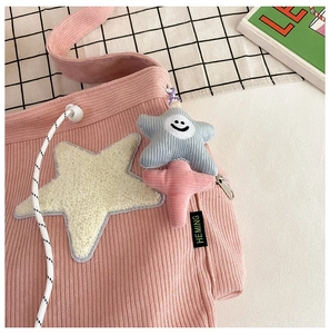 Detail van de roze corduroy tote bag met gele ster patch en witte trekkoordsluiting