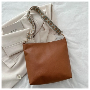 Women Fashion Lychee Grain PU Leather Shoulder Bag With Wide Geometric Strap Contrast Stitching Large Capacity Tote Bag Daily
