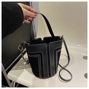 Elegante borsa a secchiello nera con cuciture a contrasto e tracolla versatile