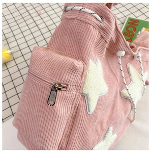 Detail van de roze corduroy tas met pluche sterren en metalen ritssluiting aan de zijkant