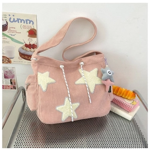 Roze corduroy crossbodytas met pluche ster-applicaties en detail met trekkoordsluiting
