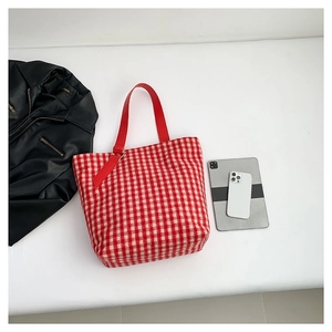 Borsa tote invernale a scacchi rossi e bianchi in lana con manici rossi per donna