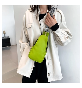 Dettaglio borsa a tracolla verde brillante in pelle PU con tracolla geometrica elegante