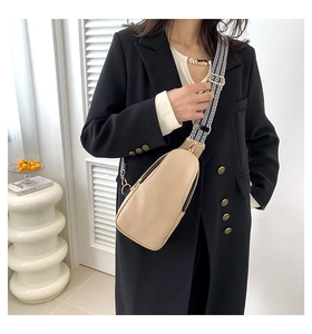 Dettaglio borsa a tracolla beige con trama litchi e tracolla geometrica larga