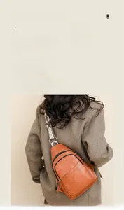 Détail du sac bandoulière en nylon caramel avec large sangle à motifs géométriques