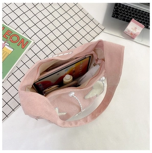 Detail van de roze corduroy tote bag met ruimte voor tablet en diverse cosmetica