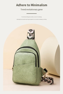 Détail du sac bandoulière vert foncé avec cuir texturé et bandoulière tissée géométrique