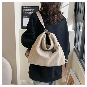 Détail d'un sac à bandoulière en velours côtelé beige avec poche et sangle ajustable