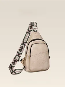 Détail du sac bandoulière beige avec sangle tissée ethnique et plusieurs poches zippées