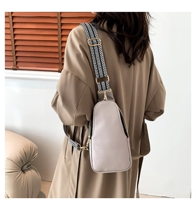 Borsa a tracolla in pelle PU con ampia tracolla geometrica indossata da un modello