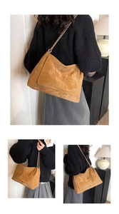 Détails du sac bandoulière marron vintage avec matelassage carré et bandoulière