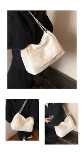 Détails du sac à bandoulière blanc en similicuir matelassé avec chaîne argentée