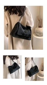 Détail d'un sac à bandoulière noir en cuir PU vintage avec bandoulière chaîne argent