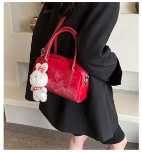 Elegante borsa Boston rossa con portachiavi a coniglio in ecopelliccia bianca e similpelle
