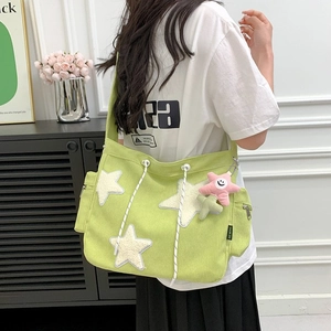 Groene corduroy draagtas met sterrenpatches en pluche hanger in een casual crossbody-stijl