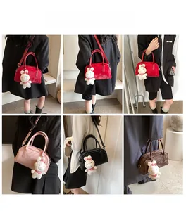 Collage di modelle con varie borse a mano retrò in pelle PU colorata con ciondoli a coniglio
