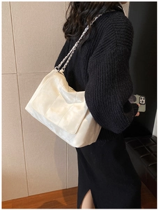 Détail du sac bandoulière en cuir PU blanc matelassé avec chaîne en métal élégante