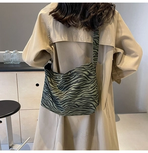 Vue arrière du sac hobo en toile à rayures zèbre vertes et noires sur le mannequin