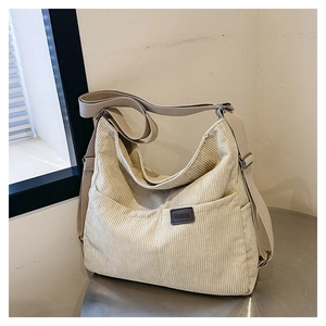 Sac hobo minimaliste en velours côtelé beige avec large bandoulière et patch en cuir mode