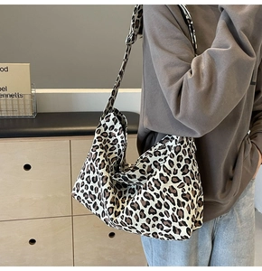 Gros plan du sac bandoulière en toile à imprimé léopard avec large sangle et grande taille
