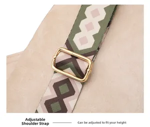 Détail d'un sac en daim beige avec bandoulière réglable tissée aux motifs géométriques