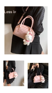 Borsa Boston rosa in ecopelle con ciondolo a coniglietto mostrata in diverse prospettive