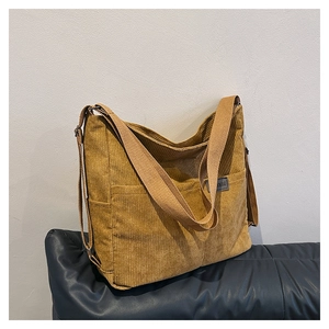 Sac fourre-tout tendance en velours côtelé marron avec grande poche frontale et bandoulière