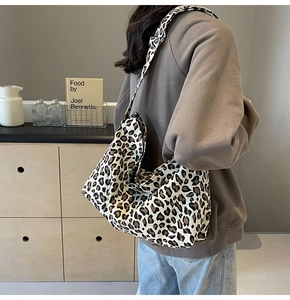 Sac hobo tendance en toile imprimé léopard avec bandoulière réglable dans un cadre décontracté