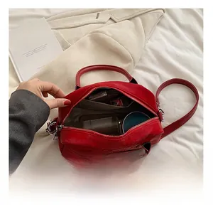 Capacità interna della borsa in pelle PU rossa che mostra lo spazio per cosmetici