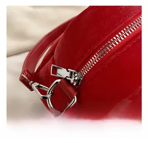 Dettaglio della borsa in PU rosso opaco con cerniera in metallo argento e fibbia a D