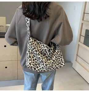 Détail de vue arrière du grand sac bandoulière en toile avec motif léopard et large sangle