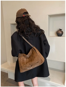 Détail du sac bandoulière matelassé en cuir PU marron caramel avec sangle à chaîne en métal