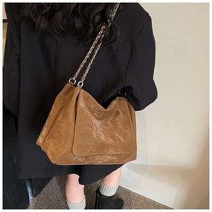 Détail du sac à bandoulière en cuir PU marron foncé avec motif matelassé vintage