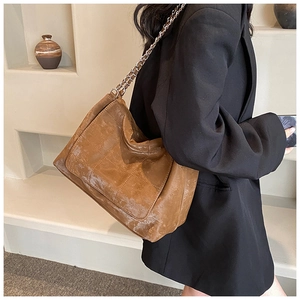 Détail du sac hobo en cuir PU matelassé marron avec bandoulière en chaîne métallique