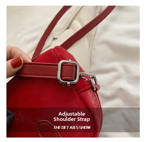 Dettaglio della borsa a tracolla in pelle PU rossa con fibbia in metallo argento regolabile