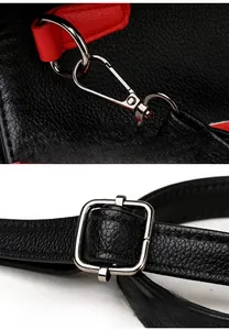 Détails de la boucle métallique argentée et du fermoir réglable sur le sac en cuir noir