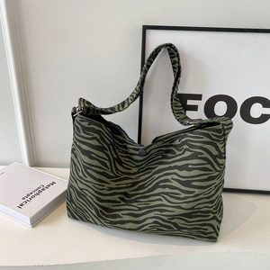 Sac bandoulière tendance en toile avec motif zèbre vert et noir et fermoir magnétique