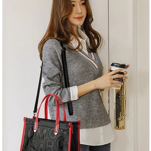 Sac fourre-tout chic en cuir noir avec bordures rouges et texte gaufré pour l'hiver