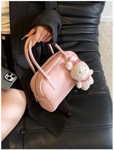 Borsa Boston rosa in pelle opaca con ciondolo a coniglio in peluche su pelle nera