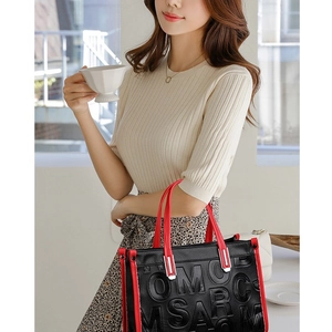 Sac à main tendance noir et rouge en cuir avec lettres en relief pour femme urbaine