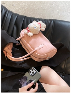 Dettaglio borsa a mano Boston rosa smerigliato con ciondolo a coniglio su blazer nero