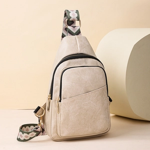 Sac à bandoulière beige tendance en tissu texturé avec large sangle à motifs pour femme
