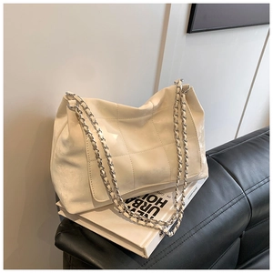 Sac à bandoulière minimaliste en similicuir matelassé beige avec chaîne argentée