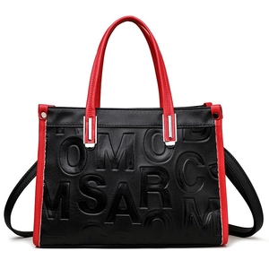 Sac à main chic d'hiver bicolore noir et rouge en cuir grainé avec lettres gaufrées