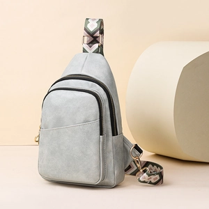 Sac à bandoulière en cuir PU gris texturé avec large sangle à motifs colorés
