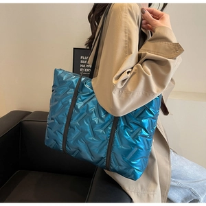 Détail du grand sac cabas matelassé bleu métallisé avec motif rectangulaire et sangle