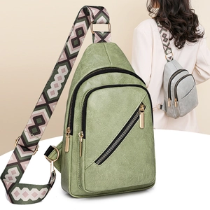 Sac bandoulière en cuir vert avec bandoulière tissée large et fermetures éclair dorées