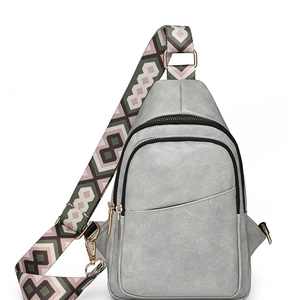Sac bandoulière minimaliste gris clair en forme de goutte avec sangle tissée géométrique